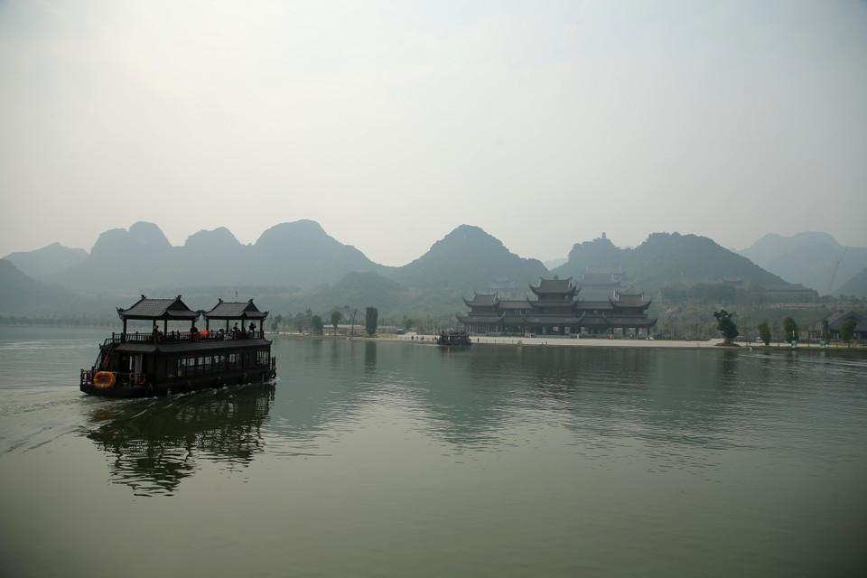 Thuyền đưa du khách cập bến lên tham quan quần thể chùa Tam Chúc. (Ảnh: Xuân Mai/Vietnam+)