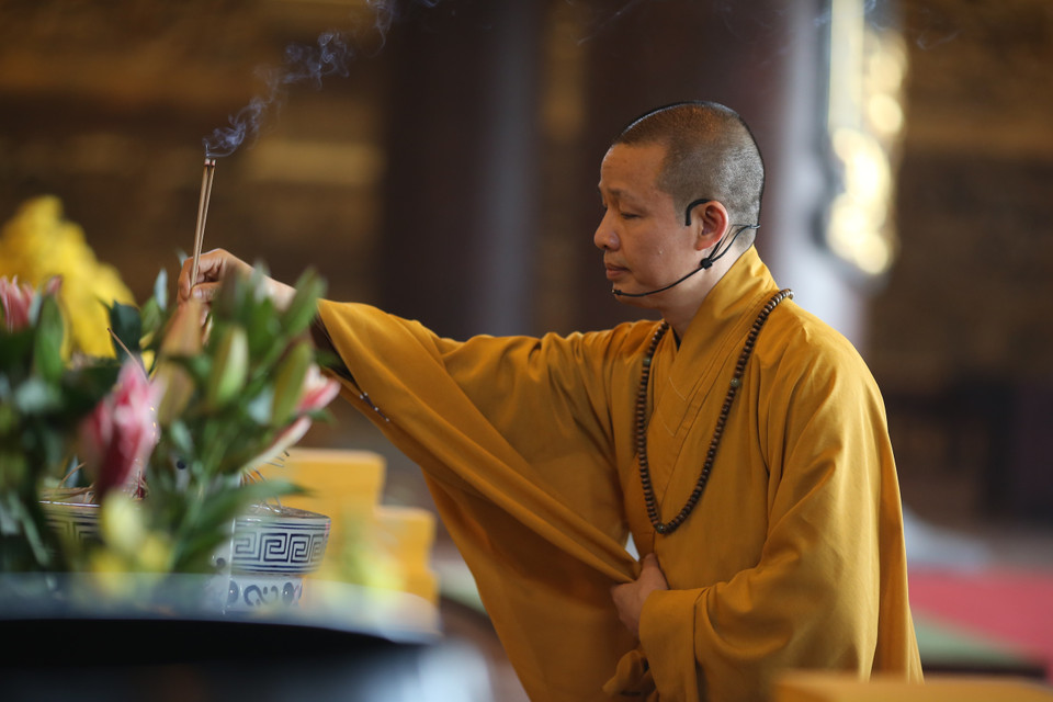 Phó Trụ trì chùa Tam Chúc, Thượng tọa Thích Minh Quang làm lễ trước khi thuyết pháp. (Ảnh: Xuân Mai/Vietnam+)
