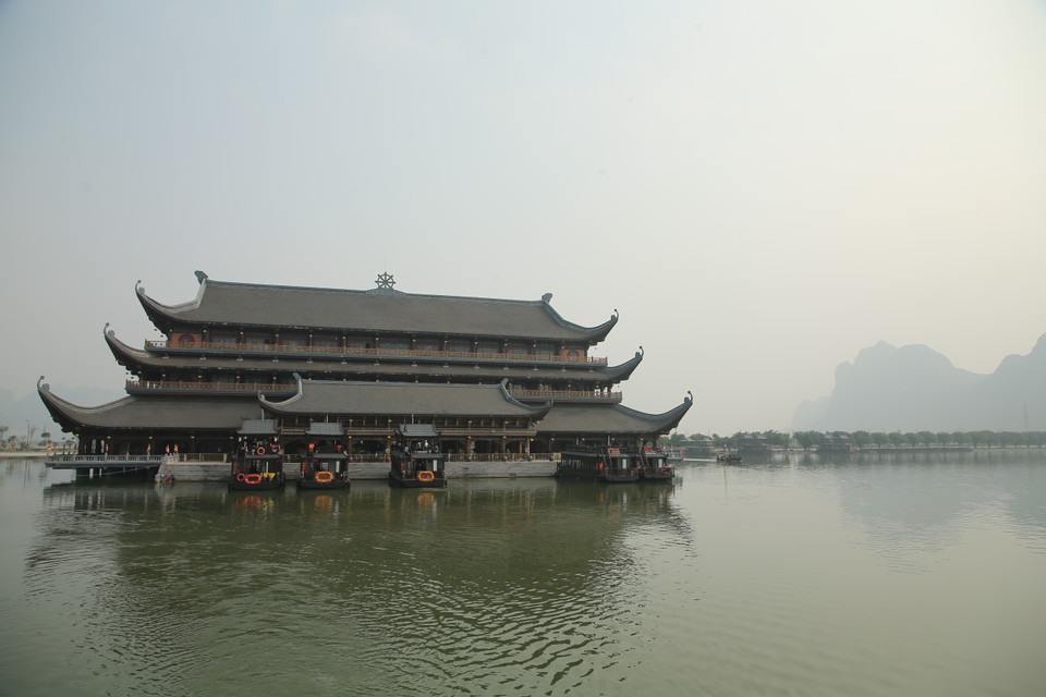 Đi thuyền để di chuyển qua đình Tam Chúc là một trải nghiệm tâm linh vô cùng thú vị. (Ảnh: Xuân Mai/Vietnam+)