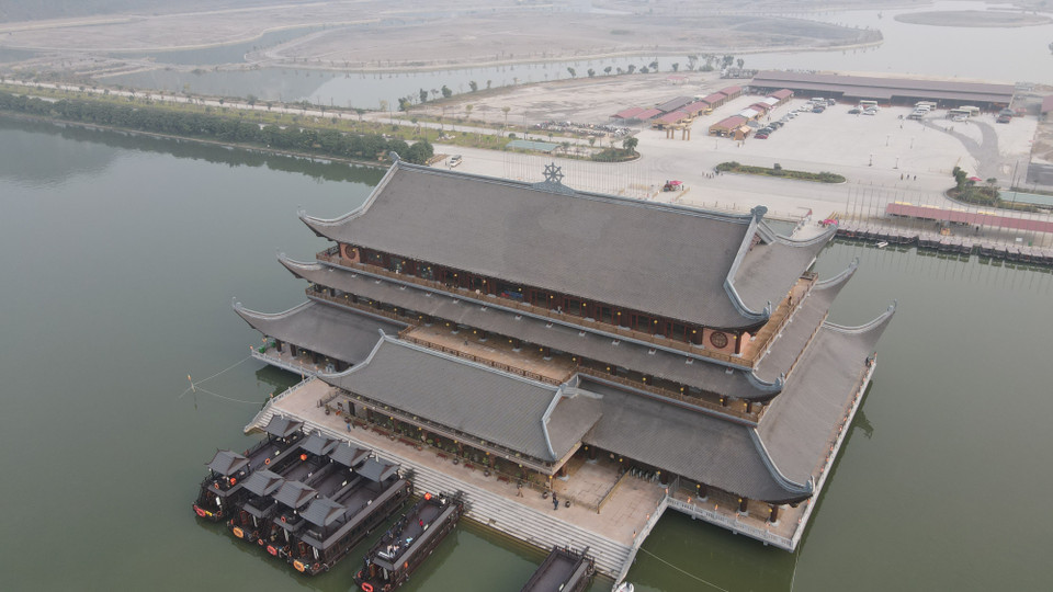 Nhà khách thủy đình sẽ là nơi đầu tiên bạn gặp khi đặt chân đến chùa Tam Chúc. Ghé địa điểm này mua vé lên thuyền và tham quan nội thất, tranh ảnh về chùa. (Ảnh: Xuân Mai/Vietnam+)