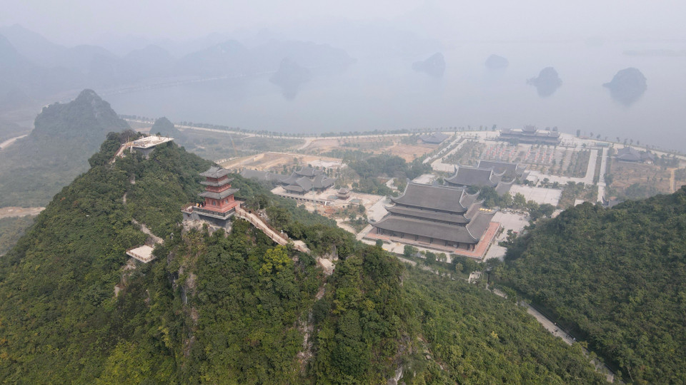 Toàn cảnh quần thể khu du lịch tâm linh Tam Chúc nhìn từ trên cao. (Ảnh: Xuân Mai/Vietnam+)