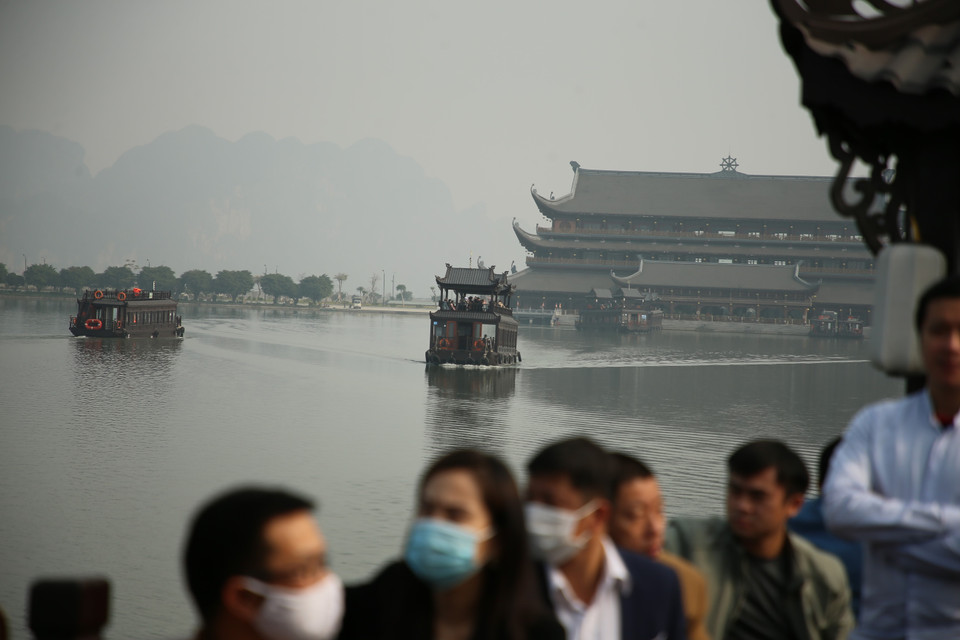 Dù mới đưa vào hoạt động chưa bao lâu nhưng đi thuyền khám phá chùa Tam Chúc được rất đông du khách lựa chọn. (Ảnh: Xuân Mai/Vietnam+)