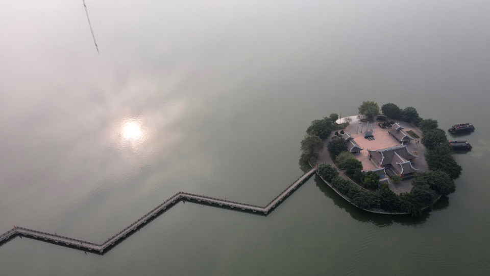 Đình Tam Chúc nhìn từ trên cao, nằm trên hòn đảo nhỏ với một lối đi vào bằng đường bộ. (Ảnh: Xuân Mai/Vietnam+)