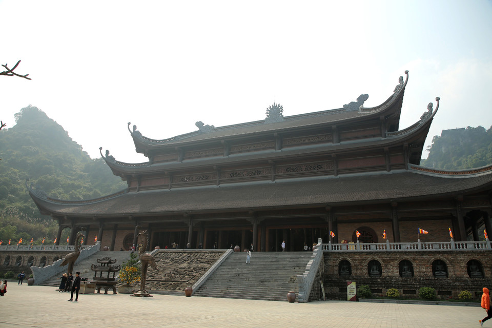 Chùa gắn với truyền thuyết 'Tiền Lục nhạc-hậu Thất Tinh.' Theo đó, trên dãy núi 99 ngọn nằm ở phía Tây Nam hướng về chùa Hương có 7 ngọn núi gần làng Tam Chúc. Tích xưa kể lại cả bảy ngọn núi này đều xuất hiện một đốm sáng lớn tựa như 7 ngôi sao, sáng suốt đêm ngày. Ánh sáng lung linh từ trên cao rọi xuống một vùng rộng lớn. Dân làng gọi đó là núi 'Thất Tinh' và ngôi chùa ở đây được gọi là chùa 'Thất Tinh.' (Ảnh: Xuân Mai/Vietnam+)