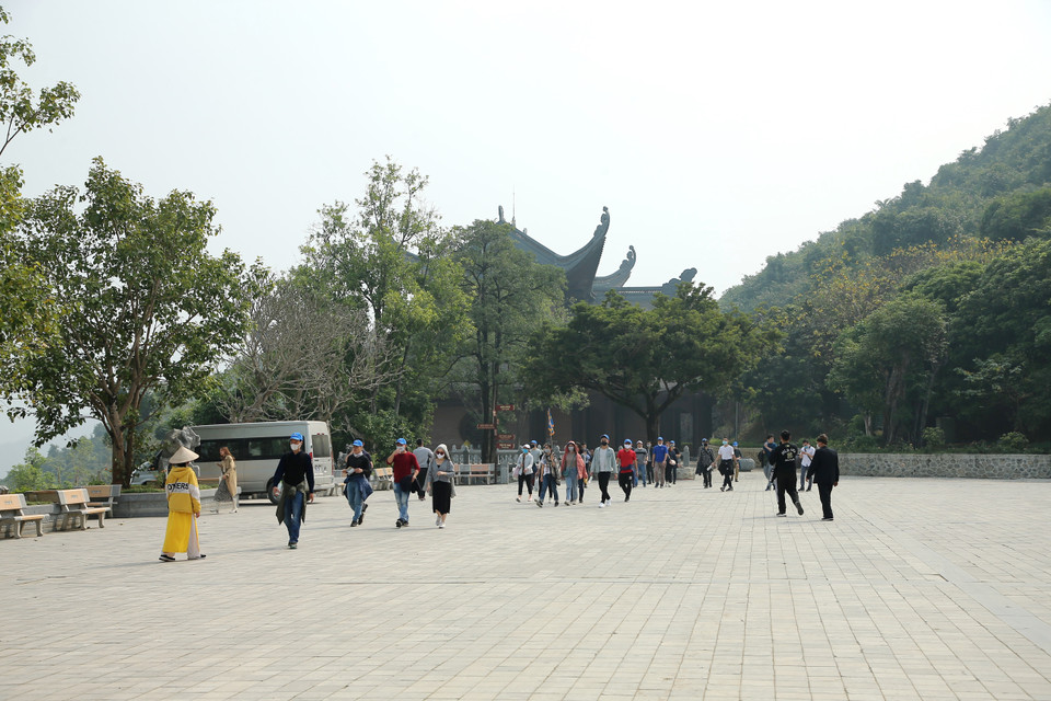 Sau đó, có người đến núi Thất Tinh đục đẽo, hòng lấy đi 7 ngôi sao đặc biệt đó. Họ chất củi thành đống lớn và đốt nhiều ngày khiến cho 4 ngôi sao bị mờ dần đi, cuối cùng chỉ còn lại 3 ngôi sao. Vì thế, chùa Thất Tinh sau này được đổi thành chùa Ba Sao và thị trấn Ba Sao (Kim Bảng) cũng được lấy tên gọi từ tích ấy. (Ảnh: Xuân Mai/Vietnam+)