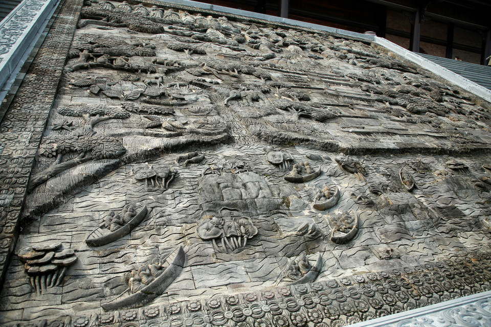 Mỗi tấm phù điêu mang một câu chuyện về cuộc đời Đức Phật. Các Bảo điện được dẫn lối bởi những bậc thang cao phía 2 bên. (Ảnh: Xuân Mai/Vietnam+)