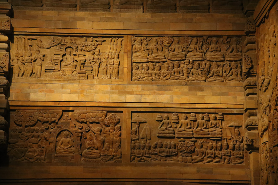 Phía dưới mỗi bức tường đều có chú thích bằng 3 thứ tiếng. Nếu không có hướng dẫn viên đi cùng du khách có thể kiểm tra mã trên tấm phù điêu để tìm hiểu điển tích. (Ảnh: Xuân Mai/Vietnam+)