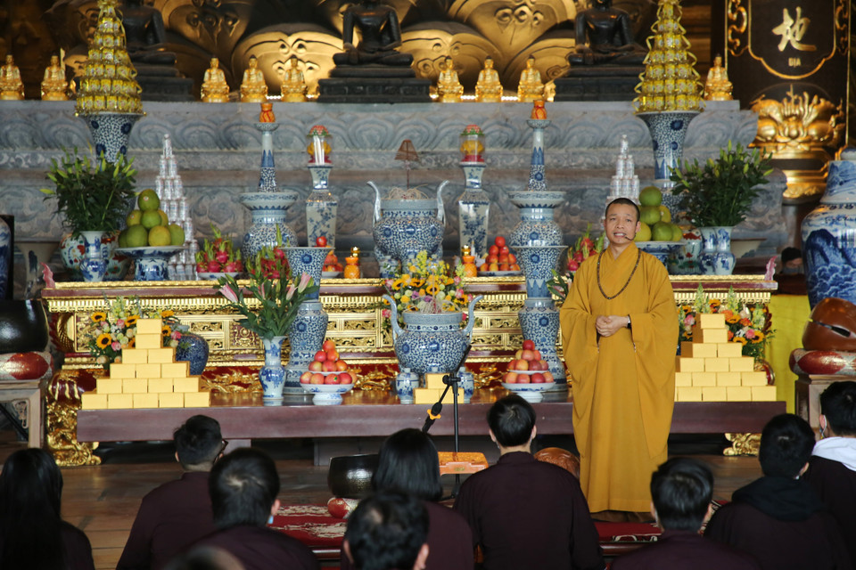 Thượng tọa Thích Minh Quang chia sẻ về quá trình xây dựng nên ngôi chùa lớn nhất Việt Nam. (Ảnh: Xuân Mai/Vietnam+)