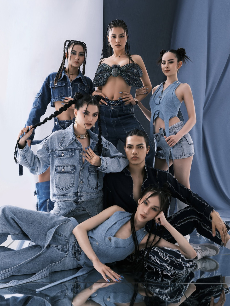 Màu sắc cuối cùng hoàn thành bộ ảnh được lấy cảm hứng dựa trên tinh thần trẻ trung và năng động, từ vị huấn luyện viên cho đến các ‘ngựa chiến’ đều đang “lăng xê” mốt denim dưới góc nhìn mạnh mẽ và thời thượng. (Ảnh: CTV/Vietnam+)