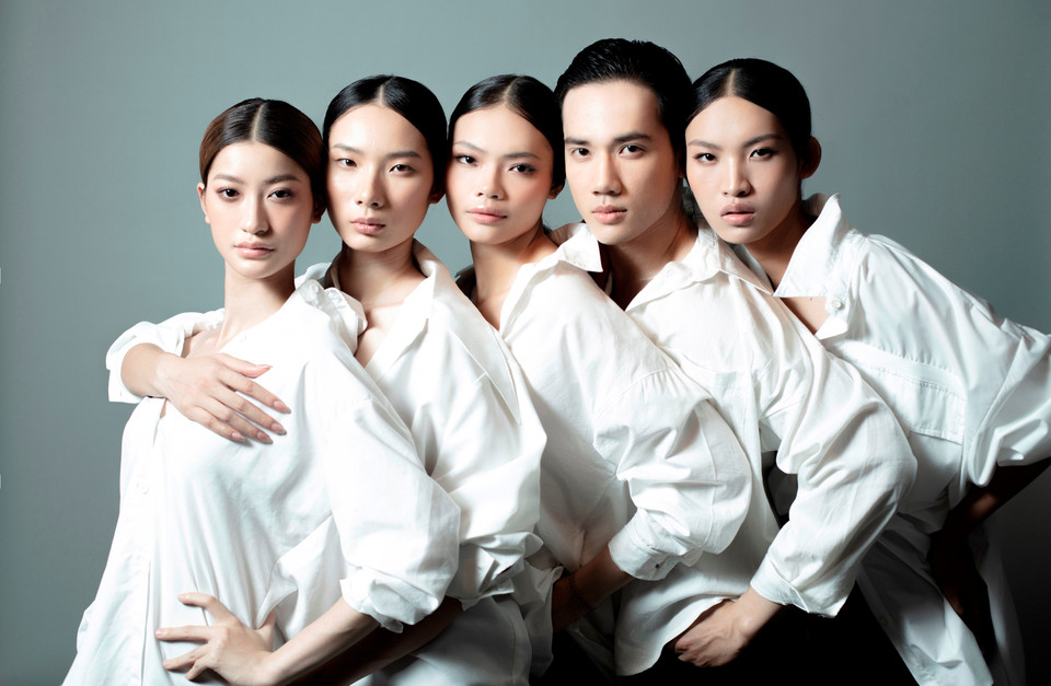 Huấn luyện viên Anh Thư nhanh chóng thể hiện thế mạnh của đội mình khi phô diễn những biểu cảm mang tính thời trang qua từng bức hình. (Ảnh: CTV/Vietnam+)