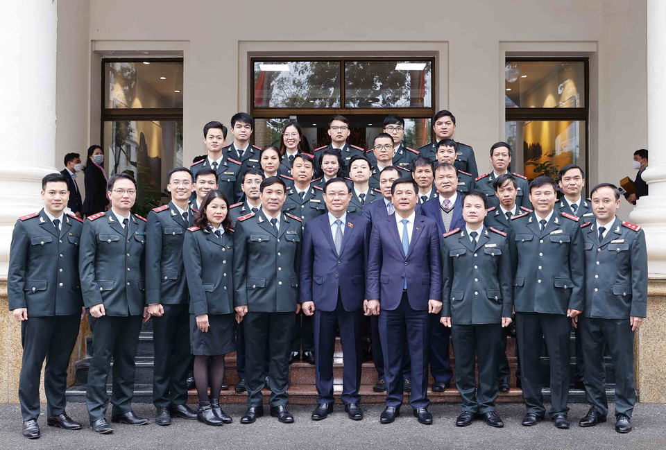 Chủ tịch Quốc hội Vương Đình Huệ với cán bộ thanh tra của Bộ Công Thương. (Ảnh: Doãn Tấn/TTXVN)