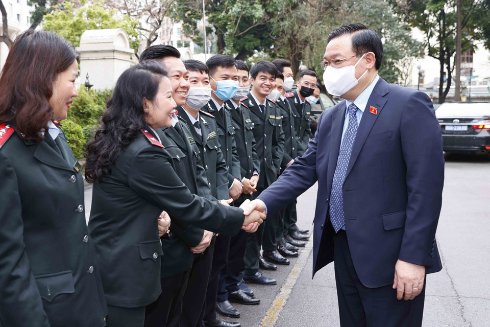 Chủ tịch Quốc hội Vương Đình Huệ với cán bộ thanh tra của Bộ Công Thương. (Ảnh: Doãn Tấn/TTXVN)