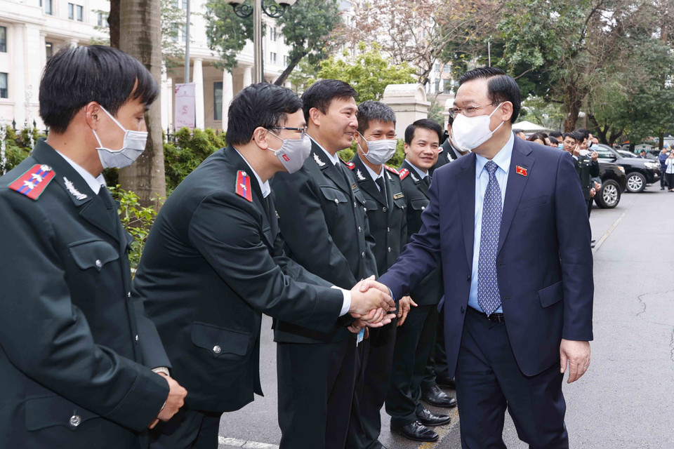 Chủ tịch Quốc hội Vương Đình Huệ với cán bộ thanh tra của Bộ Công Thương. (Ảnh: Doãn Tấn/TTXVN)