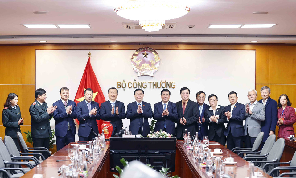 Chủ tịch Quốc hội Vương Đình Huệ với lãnh đạo Bộ Công Thương. (Ảnh: Doãn Tấn/TTXVN)