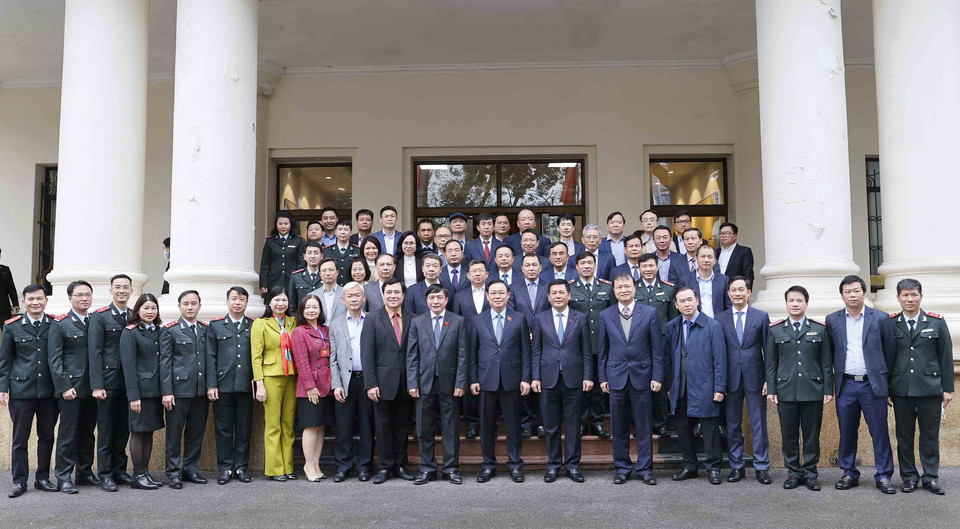 Chủ tịch Quốc hội Vương Đình Huệ với các đại biểu. (Ảnh: Doãn Tấn/TTXVN)