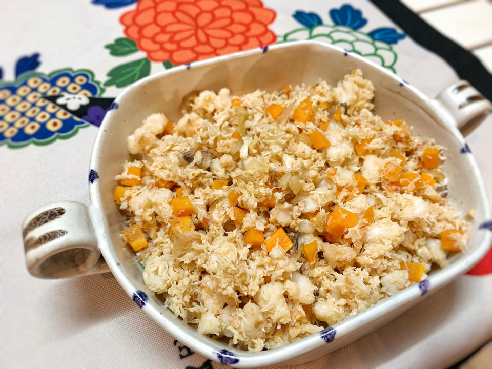 Nguyên liệu sau khi xào nhanh trên bếp thì đổ riêng ra đĩa. (Ảnh: Vietnam+)