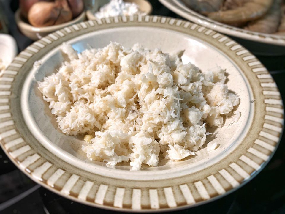 Theo Đông y, thịt cua biển có vị ngọt, mặn, tính ấm, không độc, tác dụng bổ khí dưỡng huyết, ích xương tủy, thông kinh lạc… dùng rất tốt với người hư nhược, trẻ em còi, người lớn gầy khó lên cân, gân xương yếu, sinh lý yếu, các chứng đau tê liên quan khí huyết, huyết ứ. (Ảnh: Đậu Đậu/Vietnam+)