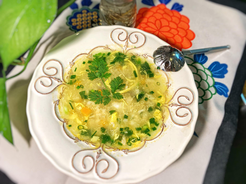 Bát súp cua quinoa hoàn thiện hấp dẫn cả thị giác lẫn vị giác với vị ngon quen thuộc của tôm, cua và là lạ, bùi bùi của hạt quinoa. (Ảnh: Vietnam+)