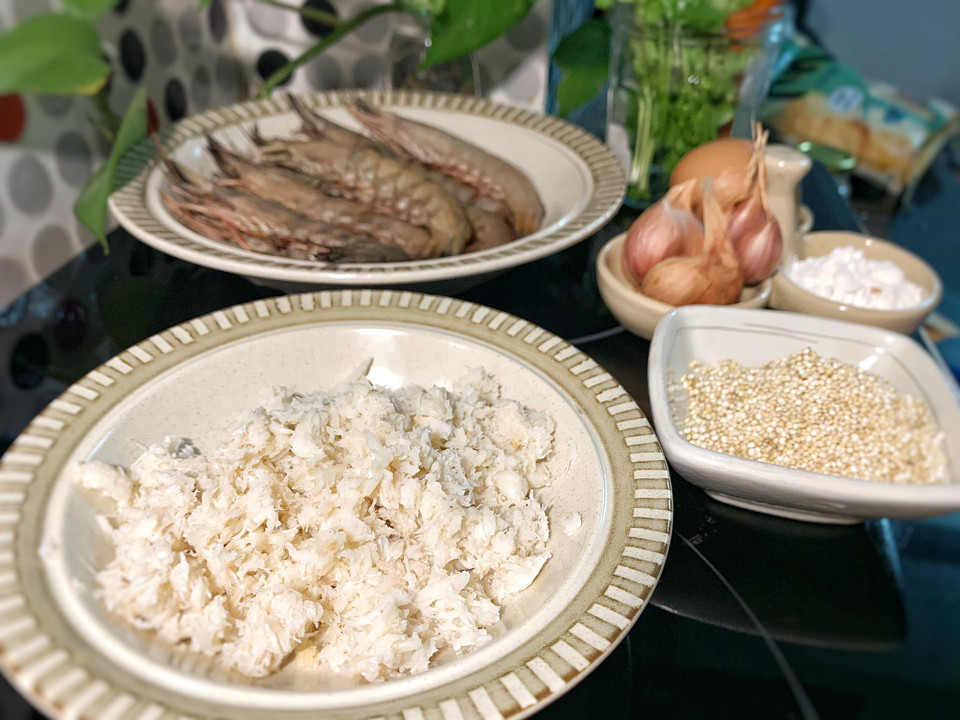 Nguyên liệu: 100gr thịt cua bể; tôm 150gr; hạt quinoa 2 thìa; 1 quả trứng gà; 2 thìa bột năng (hoặc bột bắp); nước dashi; 2 củ hành khô; 1 củ cà rốt; rau mùi, hành lá. (Ảnh:Vietnam+)