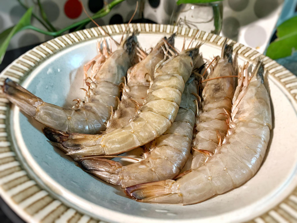 Tôm chứa rất nhiều chất dinh dưỡng như đạm, canxi, photpho, acid béo không cholesterol và các chất khoáng cần thiết cho cơ thể. Ăn tôm thường xuyên giúp giảm nguy cơ mắc các bệnh tim mạch, đột quỵ và tăng cường sức khỏe xương khớp. (Ảnh: Vietnam+)