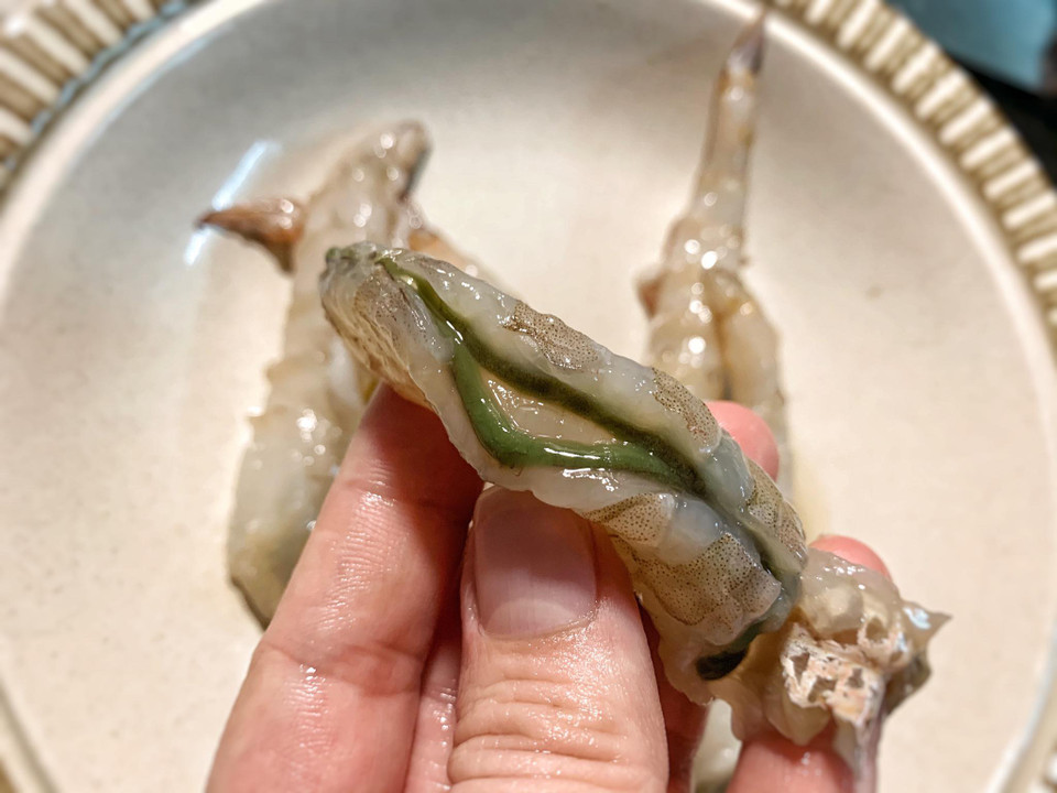 Tôm gân là loại tôm đặc biệt của Lý Sơn với phần lưng có đường gân xanh dày hoặc màu ngả vàng nhạt (khác với phần ruột). Sau khi lọc lấy thịt cua và tôm, đem thái hạt lựu cùng với cà rốt. (Ảnh: Vietnam+)