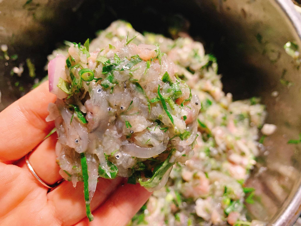 Trộn đều nguyên liệu, nêm nếm cùng gia vị, chút mắm, tiêu. (Ảnh: Đậu Đậu/Vietnam+)