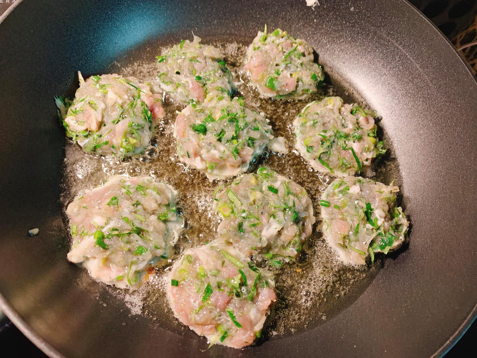 Rán bằng mỡ lợn để món chả có mùi thơm hấp dẫn hơn. (Ảnh: Đậu Đậu/Vietnam+)