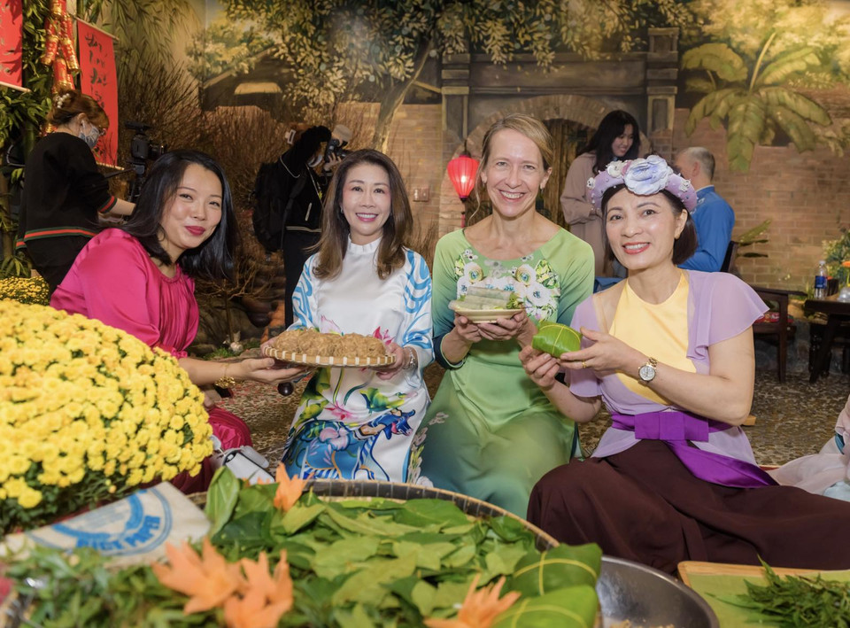 Cựu Tổng lãnh sự Mỹ tại Thành phố Hồ Chí Minh, bà Mary Tarnowka (thứ hai bên phải sang) thích thú trải nghiệm Tết Cổ truyền Việt Nam. (Ảnh: Vietnam+)