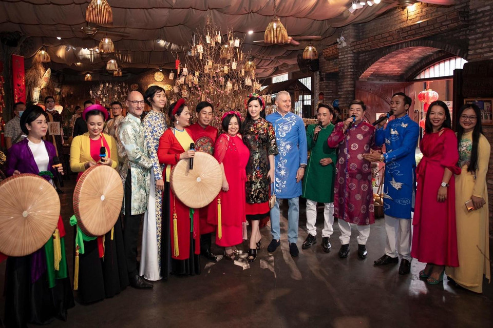 Khách mời và ban tổ chức cùng các ca sỹ cùng hòa giọng trong ca khúc mừng Xuân mới. (Ảnh: Vietnam+)