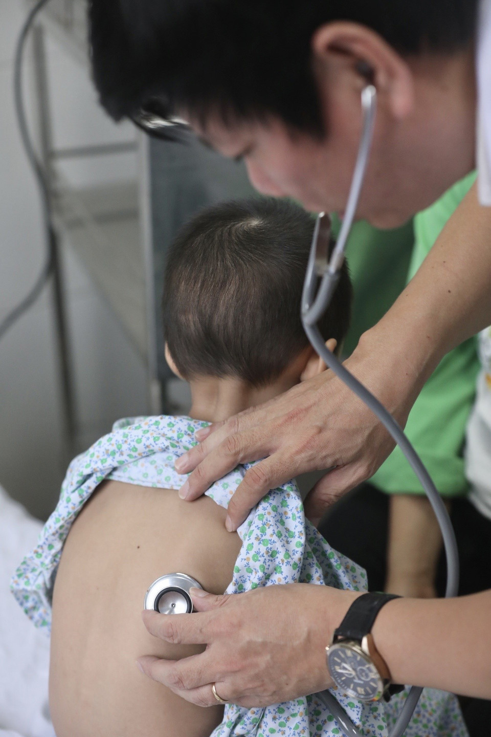 Bác sỹ Bệnh viện Đa khoa Xanh Pôn thăm khám cho bệnh nhi trong vụ cháy chung cư mini. (Ảnh: Minh Quyết/TTXVN)