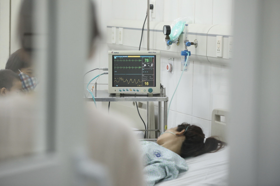 Bệnh nhân ngạt khói đang được điều trị tại Bệnh viện Đa khoa Xanh Pôn. (Ảnh: Minh Quyết/TTXVN)