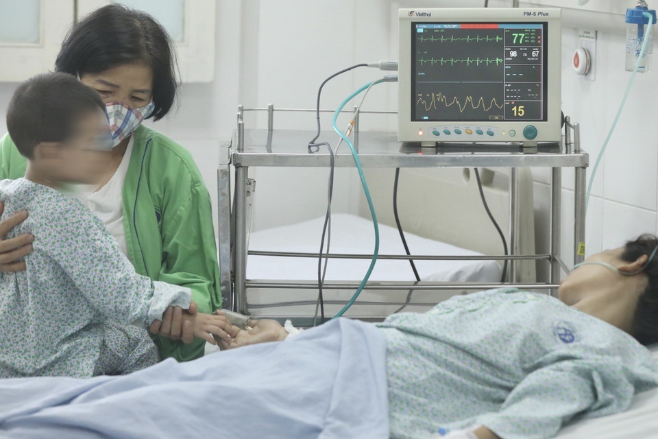 Bệnh nhân ngạt khói đang được điều trị tại Bệnh viện Đa khoa Xanh Pôn. (Ảnh: Minh Quyết/TTXVN)