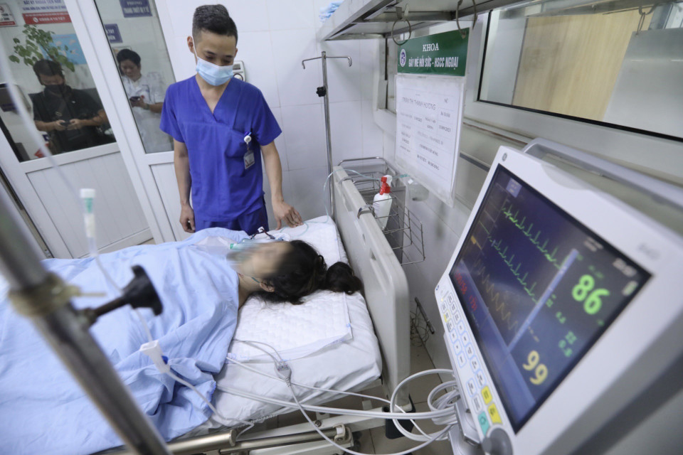 Bệnh nhân 36 tuổi bị chấn thương nặng, đã được phẫu thuật xương cột sống. (Ảnh: Minh Quyết/TTXVN)