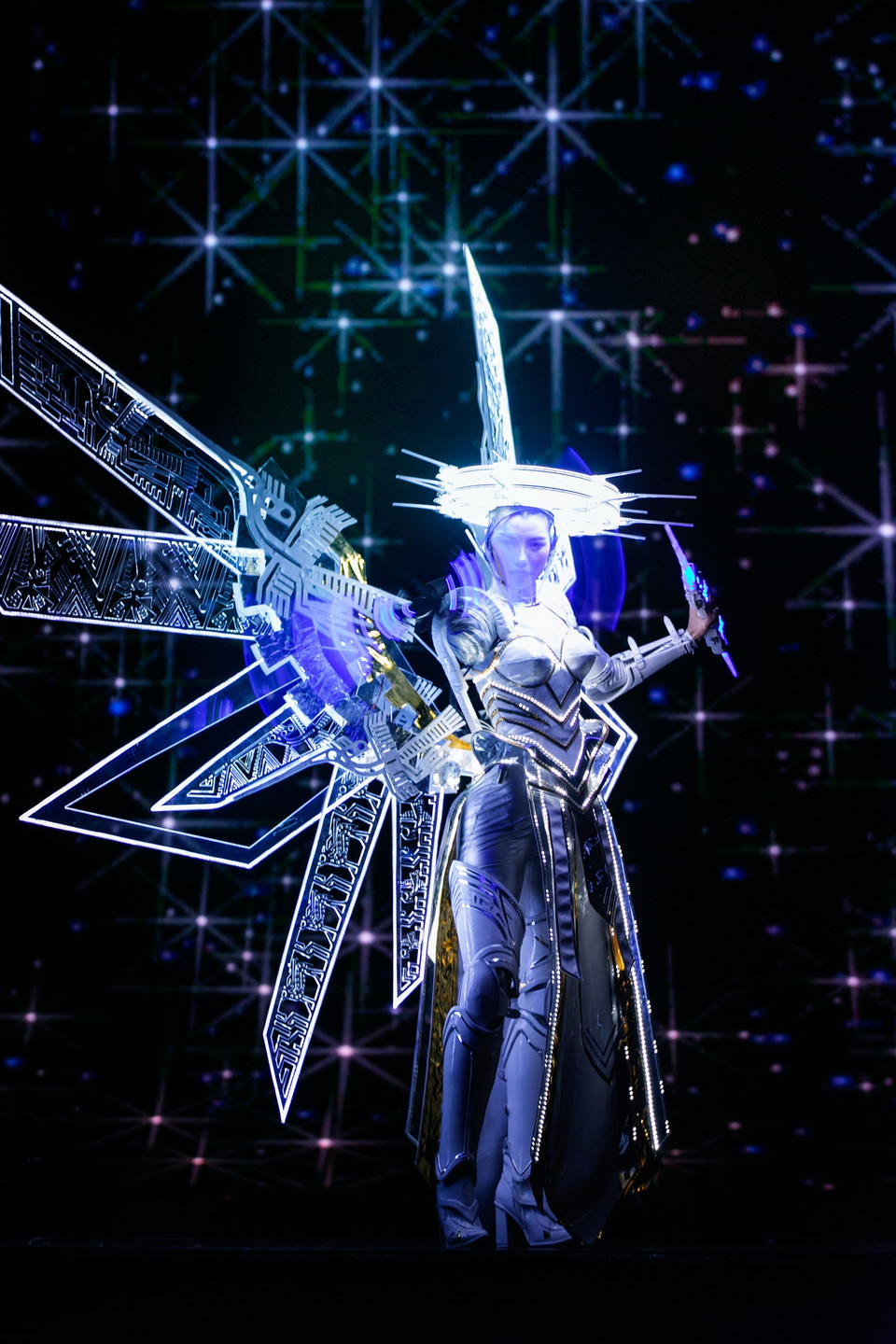 Những lời chia sẻ đầy cảm xúc của 38 thí sinh đã tạo nét đặc trưng và điểm cuốn hút cho cuộc thi. Sự tự tin khi làm chủ sân khấu của dàn thí sinh đã chinh phục giám khảo ngay từ những phút mở đầu. (Ảnh: BTC)