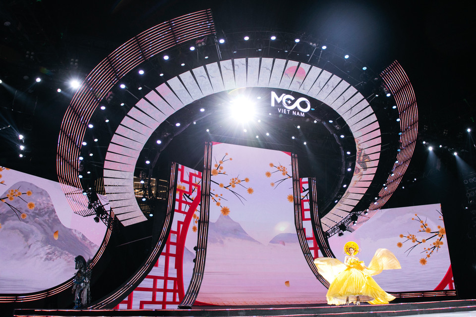 Thiết kế sàn catwalk với biểu tượng vô cực mở tạo hiệu ứng tốt với những bước trình diễn cuốn hút của thí sinh. (Ảnh: BTC)