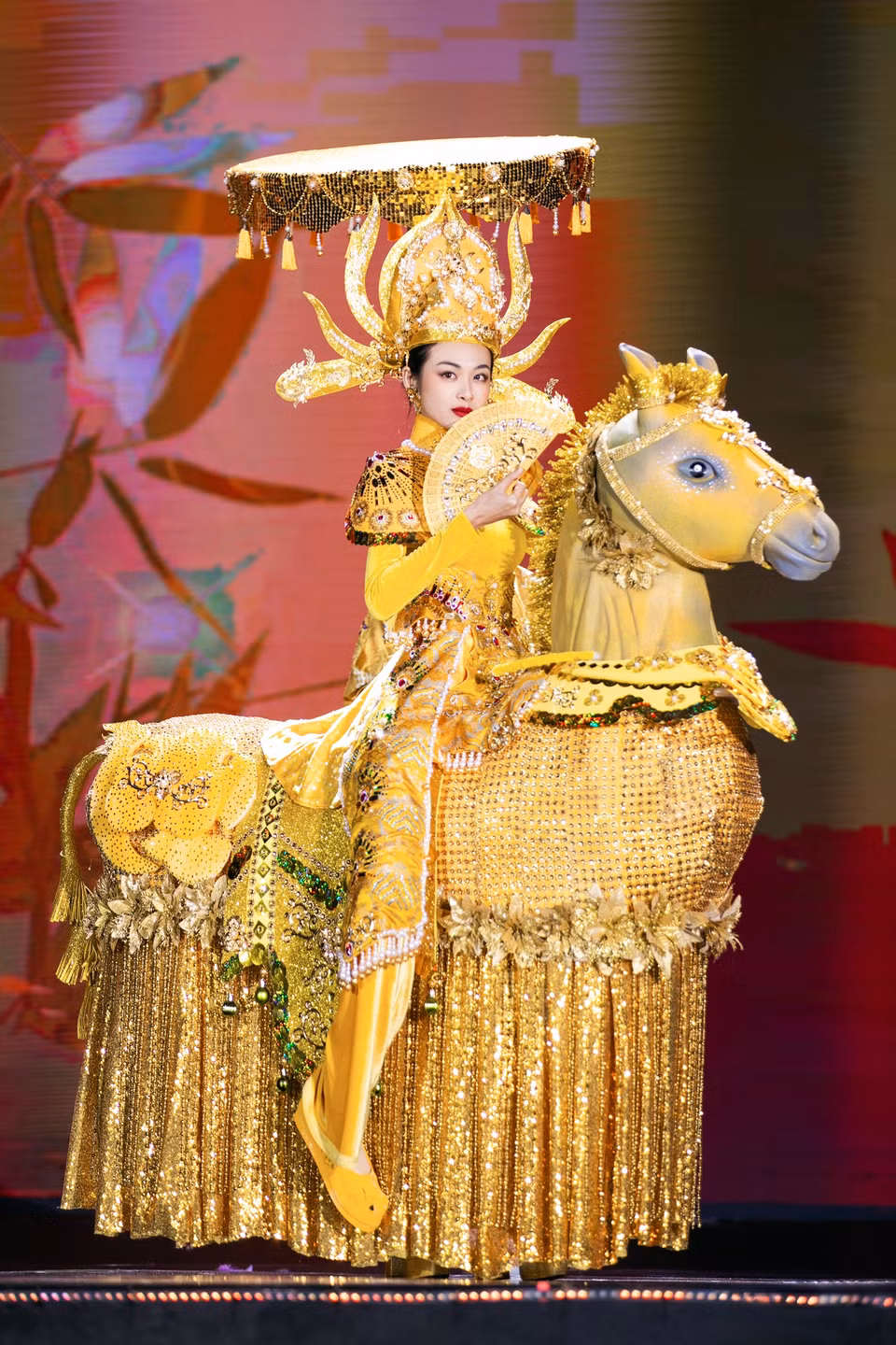Các trang phục dân tộc được đầu tư hoành tráng và sáng tạo với nhiều kiểu dáng độc đáo, lần đầu tiên xuất hiện trên sân khấu bán kết cuộc thi. (Ảnh: BTC)