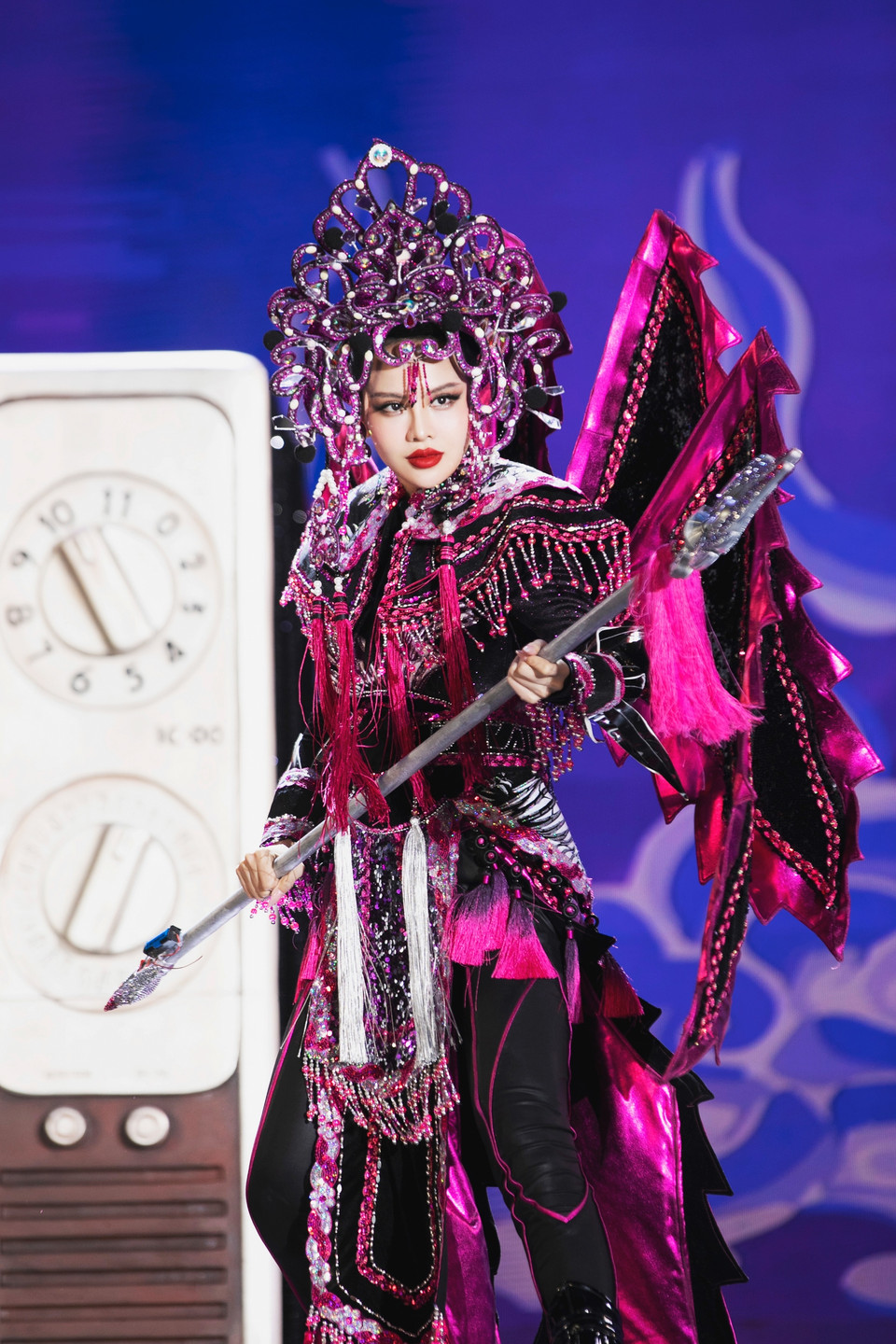 Bên cạnh vẻ hoành tráng và bài bản của các thiết kế, thần thái trình diễn cũng là điểm cộng cho các thí sinh trong phần thi đặc biệt này. (Ảnh: BTC)