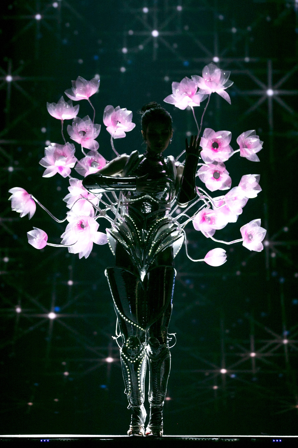 Đêm thi còn có sự tham dự của nhiều Hoa hậu, Á hậu Hoa hậu Hoàn vũ Việt Nam và các người đẹp trong hành trình 15 năm cuộc thi, các văn nghệ sỹ, ngôi sao nổi tiếng… (Ảnh: BTC)