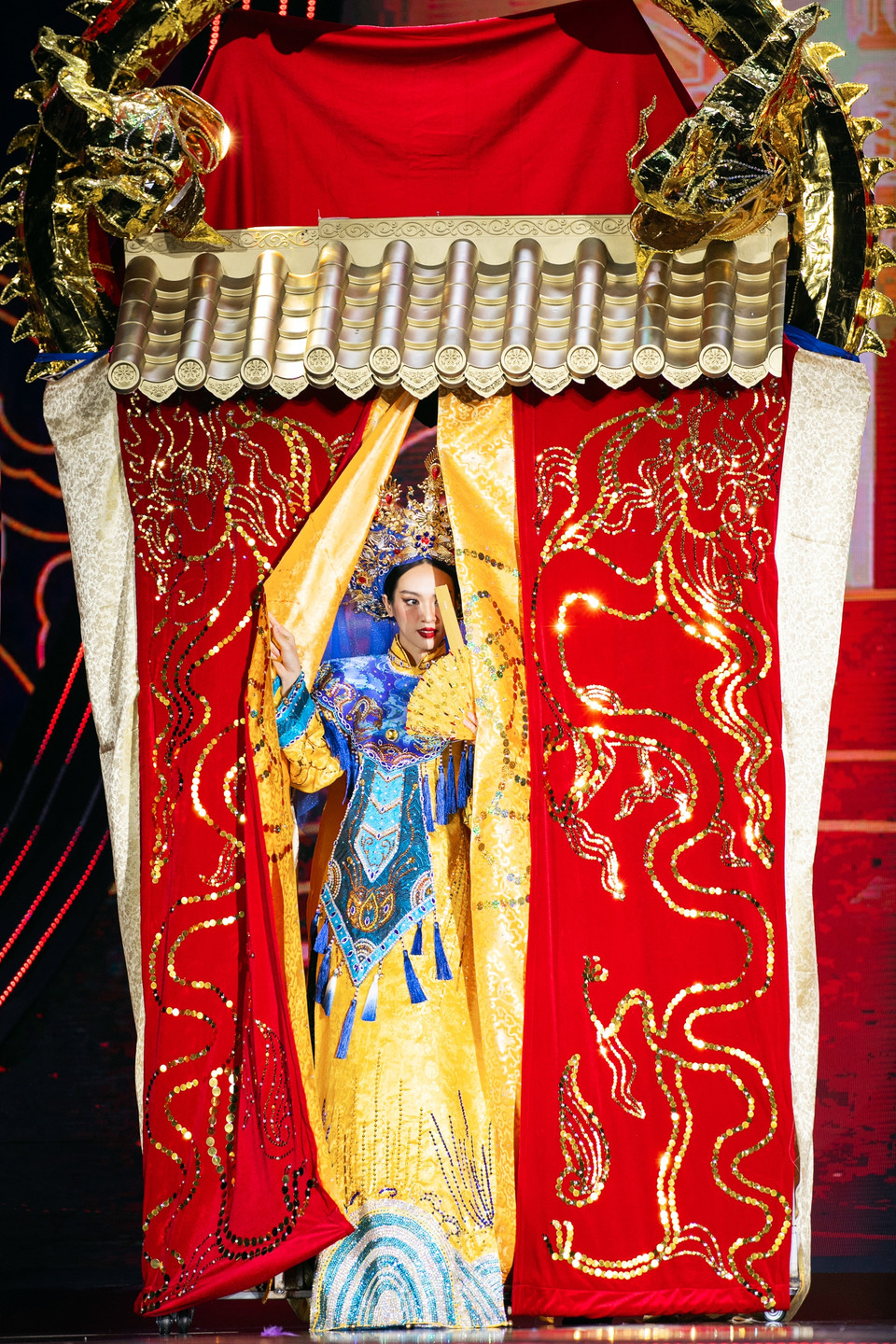 Trong những bộ trang phục dạ hội được chuẩn bị kỹ lưỡng và toát lên câu chuyện cùng thông điệp muốn truyền tải, các thí sinh đã chinh phục người hâm mộ từ ánh nhìn đầu tiên. (Ảnh: BTC)