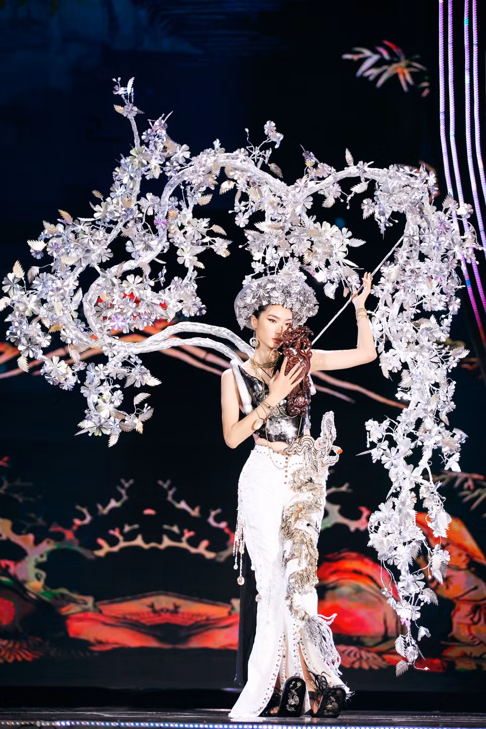 Thay vì chỉ hô tên và địa phương đại diện, 38 thí sinh năm nay có thêm thời gian để giới thiệu và chia sẻ về bản thân, quan điểm sống, cảm nhận về hành trình tôi luyện bản thân với những nét đặc trưng riêng. (Ảnh: BTC)