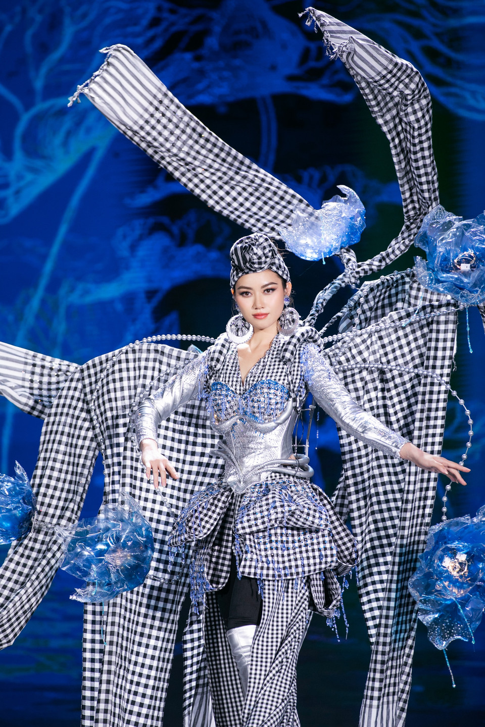 Cùng xây dựng và lan tỏa thông điệp quảng bá văn hóa, nét đẹp thông qua phần trình diễn, thí sinh và các nhà thiết kế trẻ đã chạm đến trái tim khán giả bằng vẻ đẹp văn hóa dân tộc giao thoa cùng nguồn cảm hứng tương lai. (Ảnh: BTC)