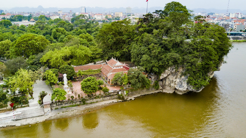 Chùa Non Nước - một ngôi chùa cổ kính được xây dựng từ thời vua Lý Nhân Tông. (Ảnh: Minh Đức/TTXVN)