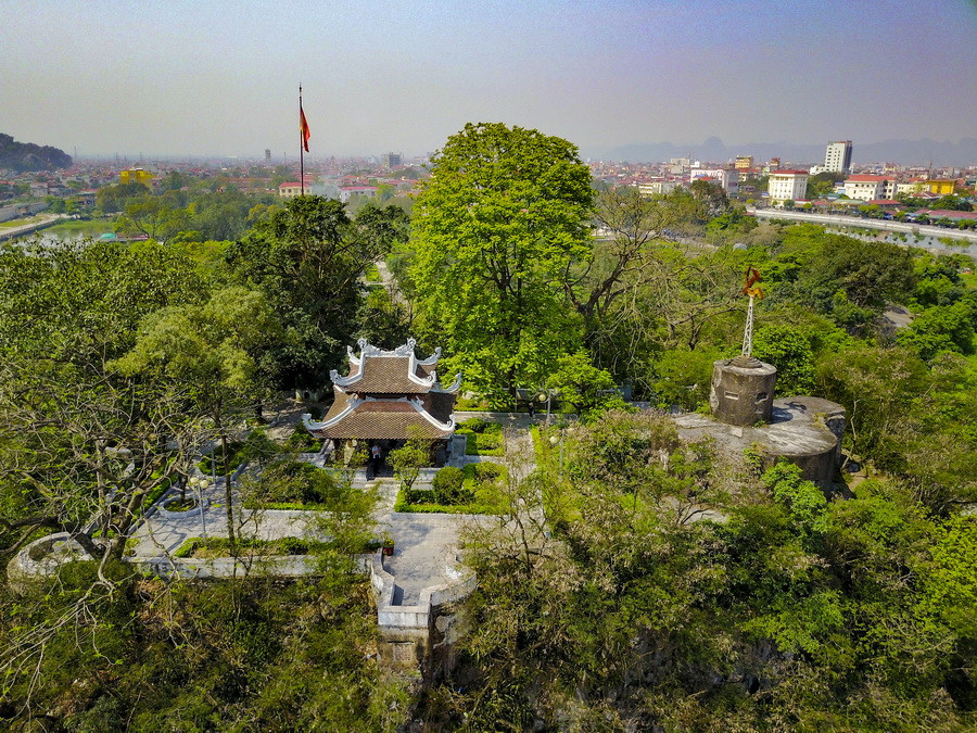 Đỉnh núi Non Nước khá bằng phẳng, thuận tiện cho du khách nghỉ ngơi, thưởng ngoạn cảnh trí. (Ảnh: Minh Đức/TTXVN)