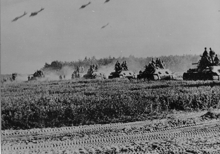 Xe tăng của Hồng quân Liên Xô tham chiến trong trận Vòng cung Kursk (ngày 12/7/1943), trận đánh sử dụng cơ giới lớn nhất trong Chiến tranh Thế giới lần thứ hai. (Ảnh: Tư liệu Quốc tế/TTXVN phát)