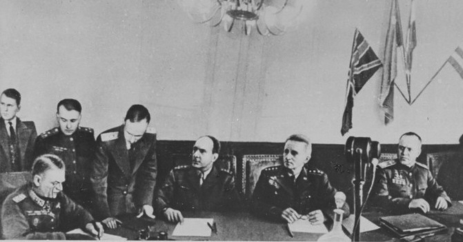 Ký kết văn bản về sự đầu hàng không điều kiện của Phátxít Đức tại ngoại ô Berlin, ngày 8/5/1945. (Ảnh: Tư liệu Quốc tế/TTXVN phát)