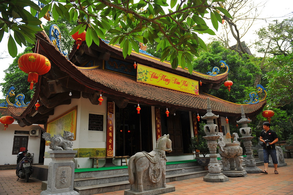 Đền thờ Trương Hán Siêu tại chân núi Non Nước thuộc công viên Dục Thúy Sơn nằm bên sông Đáy ở thành phố Ninh Bình. (Ảnh: Minh Đức/TTXVN)