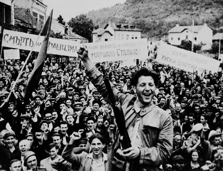 Nhân dân thành phố Lovec (Bulgaria) chào đón quân đội Xôviết tiến vào giải phóng thành phố (tháng 9/1944). (Ảnh: Tư liệu Quốc tế/TTXVN phát)