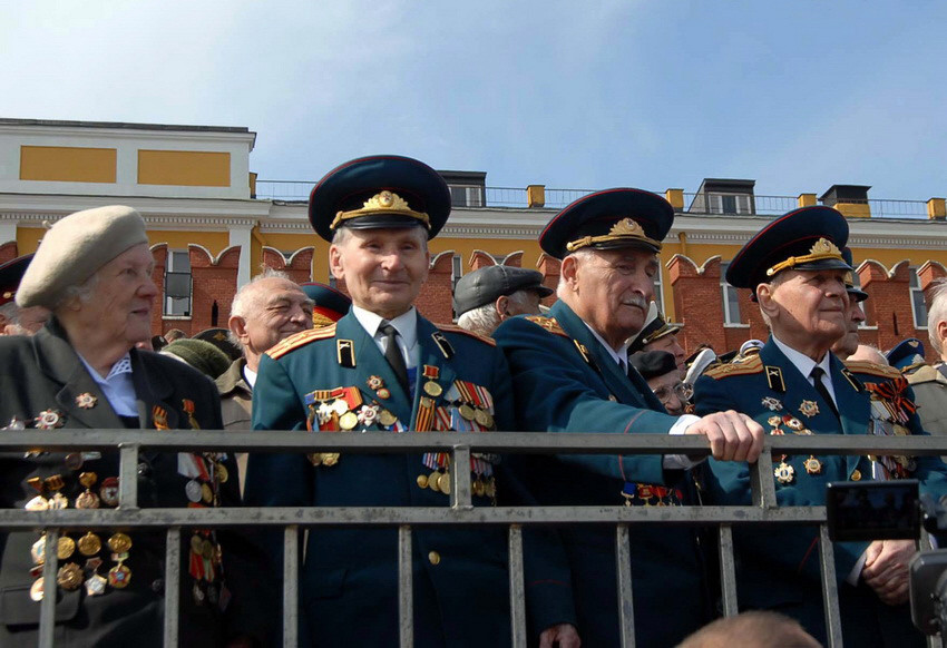 Các cựu chiến binh Nga trên khán đài ở Quảng trường Đỏ, thủ đô Moskva, Liên bang Nga) tại Lễ kỷ niệm lần thứ 63 Ngày Chiến thắng phát xít (9/5/2008). (Ảnh: Nguyễn Đăng Phát/TTXVN)