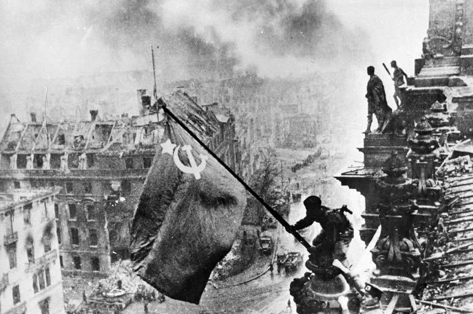 Hồng quân Liên Xô cắm cờ Xô viết trên nóc Tòa nhà Quốc hội Đức ở thủ đô Berlin, đánh dấu chiến thắng của Liên Xô trong Thế chiến thứ hai. (Ảnh: Tư liệu Quốc tế/TTXVN phát)