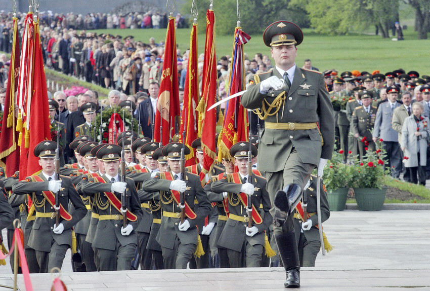 Đội danh dự trước dòng người tới đặt hoa tưởng niệm các chiến sĩ vô danh tại thành phố Saint Petersburg kỷ niệm 63 năm Ngày chiến thắng phát xít Đức, kết thúc Chiến tranh thế giới hai. (Ảnh: Tư liệu Quốc tế/TTXVN phát)